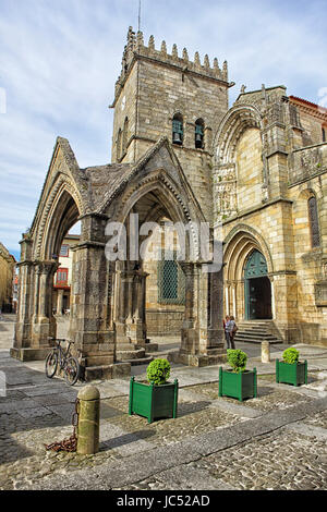 Guimarães ist eine portugiesische Stadt Braga District, North und Teilregion Ave.  Bekannt als der Geburtsort von Portugal, Guimaraes ist mehr als nur eine Redoute der Geschichte, das seine Wurzeln im Mittelalter, als Afonso Henriques ausgerufen König 1139 der portugiesischen Land. Bewahrt das Castelo jedoch, die die Mutter sitzt auf einem Hügel über dem Dorf-Rock und der romanischen Kirche San Miguel, dem zwölften Jahrhundert, zu seinen Füßen. Stockfoto