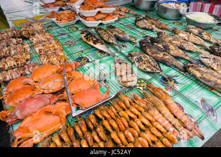 Gegrillte Meeresfrüchte auf Filipino Nachtmarkt in Kota Kinabalu Sabah Borneo Stockfoto