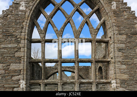 Die fünf beleuchtete Süden traceried Fenster der alten St. Peter's Kirk Ruine in Thurso, Schottland. Kirche aus dem 12. Jahrhundert ist ohne Dach. Stockfoto