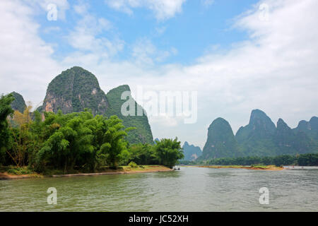 Li-Fluss mit Bambusstämmen und Kalksteinhügeln, Yangshou, China Stockfoto