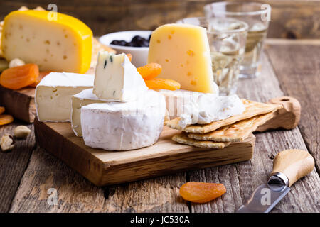 Käse und Wein-Party Tisch, perfekten Urlaub Vorspeise auf rustikalem Holzbrett Stockfoto