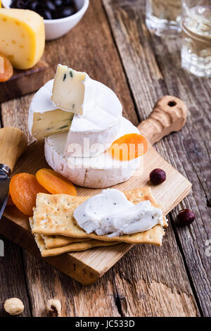 Käse und Wein-Party Tisch, perfekten Urlaub Vorspeise auf rustikalem Holzbrett Stockfoto