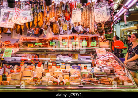 BARCELONA, Spanien - 5. August 2016: Fleisch, Käse und Milchprodukte für den Verkauf In Santa Catarina Markt der Stadt Barcelona. Stockfoto