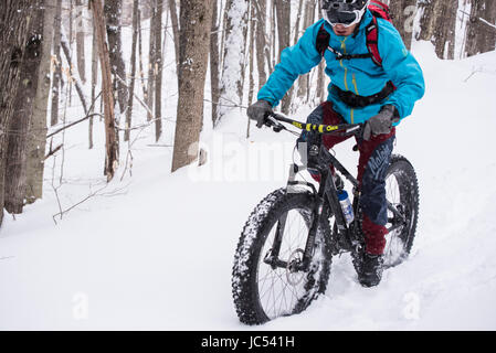 Winter in den Wäldern von New Hampshire auf einem fat Tire Bike fahren. Stockfoto