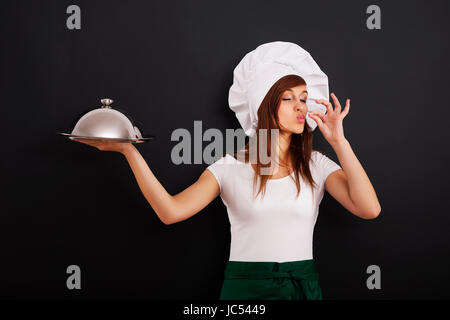 Junge weibliche Kochen Koch empfehlen Hauptgang Stockfoto