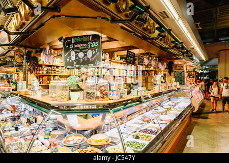 BARCELONA, Spanien - 5. August 2016: Verkäufer, die Marktprodukte In Santa Catarina Mercado der Stadt Barcelona. Stockfoto