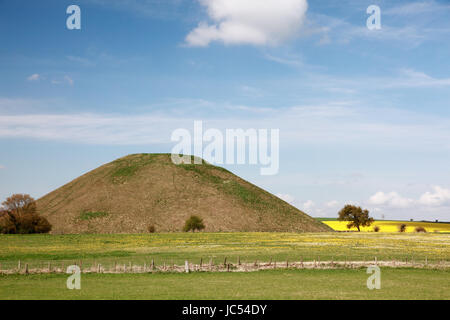 Die prähistorischen Hügel von Silbury Hill, einem Weltkulturerbe in Wiltshire, England, neben der Autobahn A4 Stockfoto