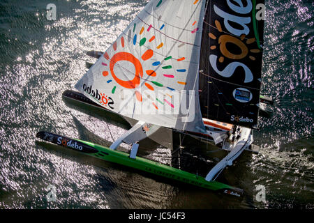 Thomas Coville gestaltet die Ultime Klasse 100' VPLP Trimaran Sodebo in Rio De Janeiro, Brasilien. Thomas Coville (FRA) und seine 31m Maxi Trimaran Sodebo Ultim' erfolgreich Solo runder Abschluss der 28400 nm-Route in 49 Tagen 3 Stunden 7 Minuten und 38 Sekunden den Weltrekord gebrochen hat. Stockfoto