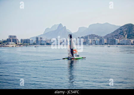 Thomas Coville gestaltet die Ultime Klasse 100' VPLP Trimaran Sodebo in Rio De Janeiro, Brasilien. Thomas Coville (FRA) und seine 31m Maxi Trimaran Sodebo Ultim' erfolgreich Solo runder Abschluss der 28400 nm-Route in 49 Tagen 3 Stunden 7 Minuten und 38 Sekunden den Weltrekord gebrochen hat. Stockfoto