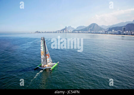 Thomas Coville gestaltet die Ultime Klasse 100' VPLP Trimaran Sodebo in Rio De Janeiro, Brasilien. Thomas Coville (FRA) und seine 31m Maxi Trimaran Sodebo Ultim' erfolgreich Solo runder Abschluss der 28400 nm-Route in 49 Tagen 3 Stunden 7 Minuten und 38 Sekunden den Weltrekord gebrochen hat. Stockfoto