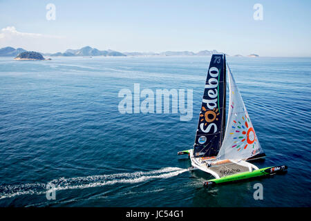 Thomas Coville gestaltet die Ultime Klasse 100' VPLP Trimaran Sodebo in Rio De Janeiro, Brasilien. Thomas Coville (FRA) und seine 31m Maxi Trimaran Sodebo Ultim' erfolgreich Solo runder Abschluss der 28400 nm-Route in 49 Tagen 3 Stunden 7 Minuten und 38 Sekunden den Weltrekord gebrochen hat. Stockfoto