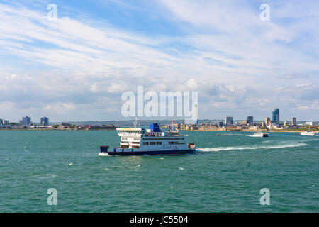 Wightlink Fähre Portsmouth Gosport Skyline, UK Stockfoto