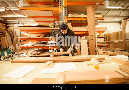 Befindet sich seit 1897 in der schönen Bucht von Arcachon, ist Couach Yachts eine französische Werft. Seit 1897 wird Couach ein außergewöhnliches Savoir-faire kultiviert, wo Handarbeit für die Schaffung von einzigartigen Produkten unverzichtbar bleibt. Couach schafft auf dem bemerkenswerten Gelände an der Bucht von Arcachon maßgeschneiderte Yachten von mehr als 300 Handwerkern gebaut. Stockfoto