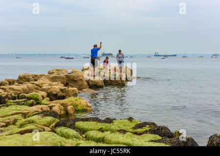 Familie Teich eintauchen auf Meerblick Strand, Isle Of Wight, Großbritannien Stockfoto