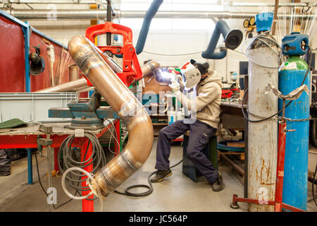 Befindet sich seit 1897 in der schönen Bucht von Arcachon, ist Couach Yachts eine französische Werft. Seit 1897 wird Couach ein außergewöhnliches Savoir-faire kultiviert, wo Handarbeit für die Schaffung von einzigartigen Produkten unverzichtbar bleibt. Couach schafft auf dem bemerkenswerten Gelände an der Bucht von Arcachon maßgeschneiderte Yachten von mehr als 300 Handwerkern gebaut. Stockfoto