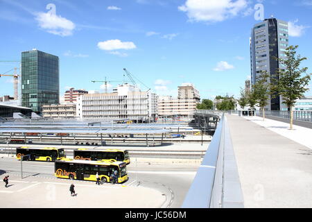 Bus Station & renovierten Utrecht Centraal Bahnhof, gesehen von der neuen Moreelsebrug Fahrrad- und Fußgängerbrücke, Utrecht, Niederlande. Stockfoto