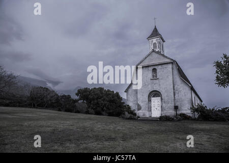 Alte Kirche sitzt ruhig auf dem Lande von Maui. Stockfoto