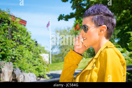 Frau trinkt Kaffee draußen Stockfoto