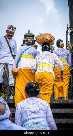 PURA BESAKIH, BALI, Indonesien - 28. Oktober 2016: Zeremonie Dächer in Pura Besakih-Tempel in Insel Bali, Indonesien. Stockfoto