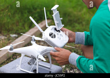 Mann hält Drohne Fernbedienung Stockfoto