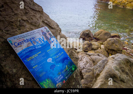 NORTH ISLAND, Neuseeland - 16. Mai 2017: schönen Felsstrand mit einem informativen, Cathedral Cove marine Reserve auf der Coromandel-Halbinsel Stockfoto