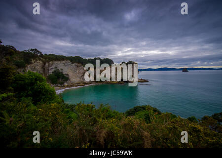 Schöne Aussicht vom Strand von Cathedral Cove marine Reserve auf der Coromandel-Halbinsel in Neuseeland. Stockfoto