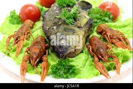 Schüssel mit Krebse geräucherter Fisch, Salat und Tomate Stockfoto