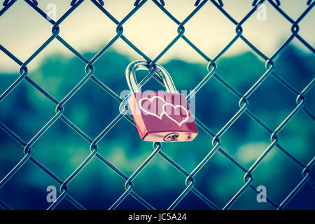 Schließfächer, die als Symbol für Liebe, für immer auf dem Zaun mit Vintage-Stil Stockfoto