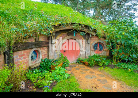 NORTH ISLAND, Neuseeland - 16. Mai 2017: Hobbit Haus mit roten Tür, Hobbingen Filmset, Website für Filme gemacht: Hobbit und Herr der Ringe in Matamata Stockfoto