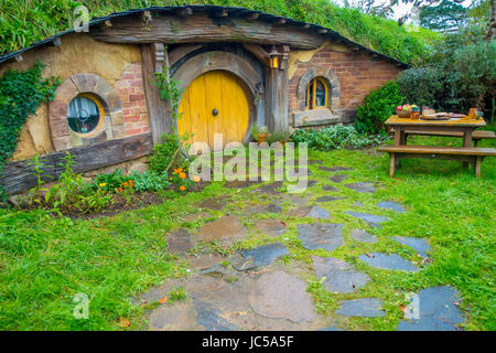 NORTH ISLAND, Neuseeland - 16. Mai 2017: Hobbit Haus mit gelben Tür, Hobbingen Filmset, Website für Filme gemacht: Hobbit und Herr der Ringe in Matam Stockfoto