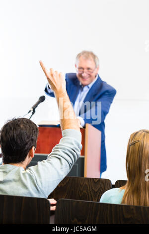 Studenten, die College-Professor Vortrag anhören Stockfoto