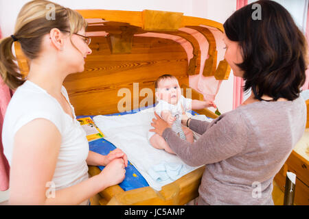 Hebamme, neugeborenes Baby auf postnatale Pflege in der Praxis zu prüfen Stockfoto