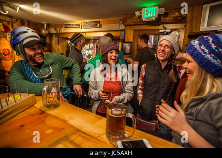 Kletterer Bier trinken und Kontakte knüpfen an die Ourayle Hausbrauerei (Mr. Grumpy Pants) nach einem Tag auf dem Eis-Park in Ouray, Colorado. Stockfoto