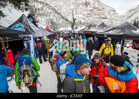 Menschen Line-up für Demo-Getriebe auf der Ouray Ice Festival Gear Expo auf dem Eis-Park in Ouray, Colorado. Stockfoto