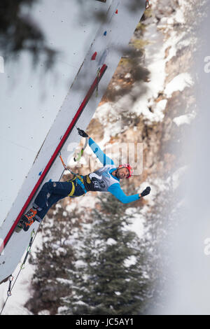 Sam Elias konkurriert in der 2016 Ouray Ice Festival Elite Mixed Klettern Competition im Ice Park in Ouray, Colorado. Elias wurde zweite in der Herren Abteilung und insgesamt. Stockfoto