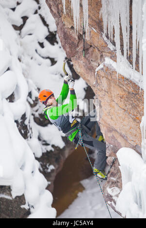 Grant Kleeves konkurriert in der 2016 Ouray Ice Festival Elite Mixed Klettern Competition im Ice Park in Ouray, Colorado. Ärmel Platz 14 in der Herren Abteilung. Stockfoto