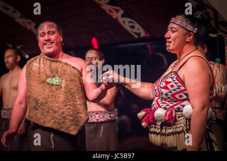 NORTH ISLAND, Neuseeland - 17. Mai 2017: Tamaki Maori paar mit traditionell tätowiert Gesicht in traditioneller Tracht auf Maori Kultur, Tamaki kulturelle Vi Stockfoto