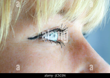 Blaues Auge Einer Frau Seitlich aufgenommen Stockfoto