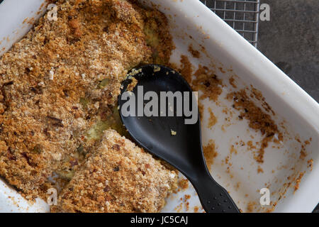 Zucchini in Scheiben schneiden serviert wird. Stockfoto