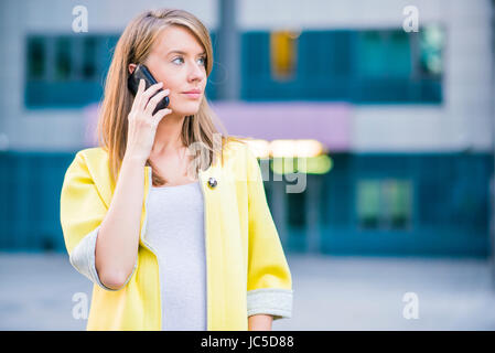 Rechtsanwalt Geschäftsfrau Professional zu Fuß im freien reden über smart Handy Stockfoto