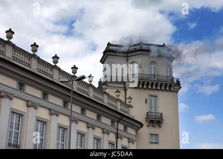 "Ablauf-Bewegung" von der Konzeptkünstler Daniel Knorr, Fridericianum, Rauch aus dem Zwehrenturm brüllen Turm, Documenta 14 Ausstellung, 201 Stockfoto