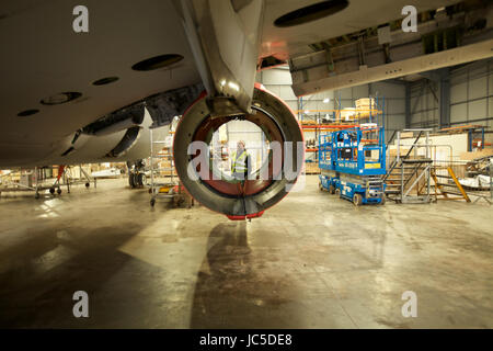 Passagierflugzeug wohin um zu sterben. Mark Gregory, CEO von Air Bergung International sieht durch eine Motorhaube mit dem pensionierten Liner Stockfoto