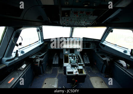 Passagierflugzeug wohin um zu sterben. Die abisolierten Cockpit eine alte Passagier-Jet Air Bergung International, Cotswold Airport Stockfoto