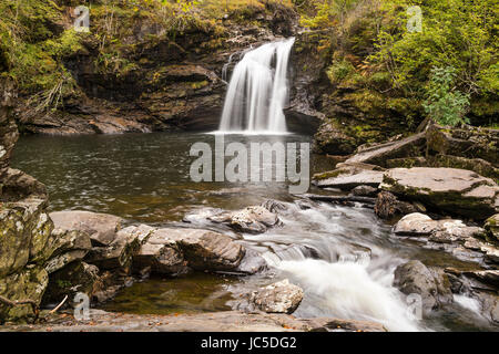 Die Wasserfälle Falloch, die am Fluss Falloch drei Meilen vom Dorf Crianlarich liegen Stockfoto