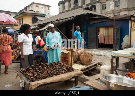 Eine Frau verkauft getrocknet Essen auf einen am Straßenrand stand, Nigeria, Afrika Stockfoto