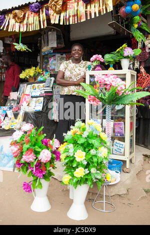 Eine weibliche Ladeninhaber außerhalb ihres Shop, Nigeria, Afrika Stockfoto