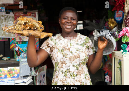 Eine weibliche Ladeninhaber außerhalb ihres Shop, Nigeria, Afrika Stockfoto