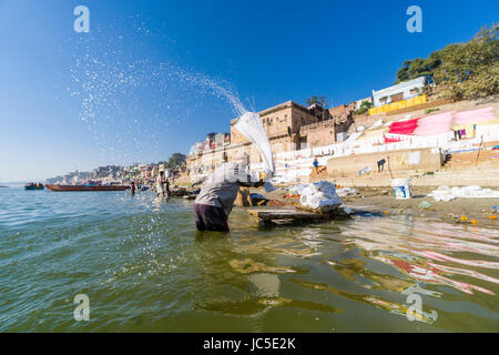 Die Wäsche wird gewaschen und von der dhobi Kaste an pandey Ghat zu trocknen am heiligen Fluss Ganges in der Vorstadt godowlia Stockfoto