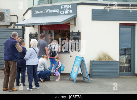 Menschen, die Schlange für die Fish &amp; Chips im Seaview Restaurant im Saltburn von Meer, England, UK Stockfoto