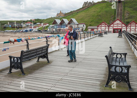 Menschen zu Fuß entlang des Piers und mit Blick auf die gestrickten Meeresbewohner in Saltburn von Meer, England, UK Stockfoto